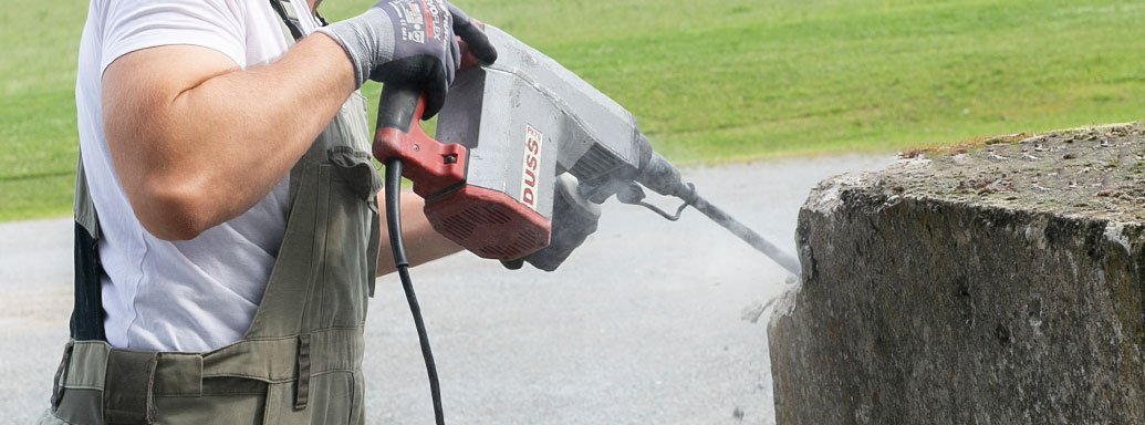 Arbeiter meißelt