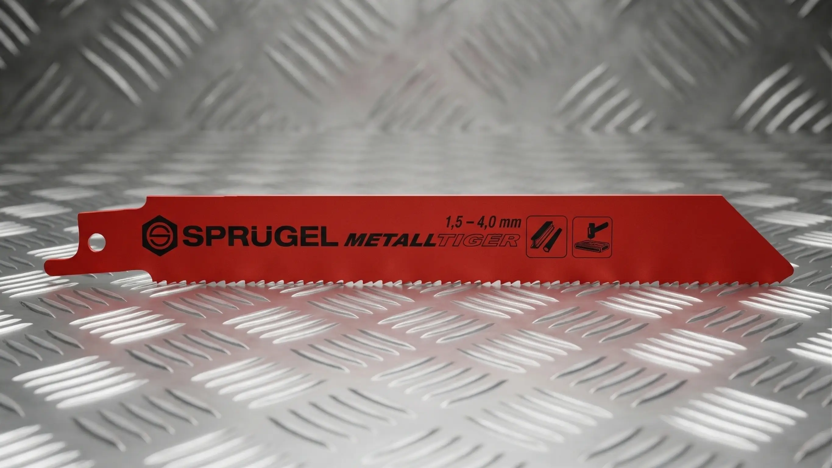 Säbelsägeblatt Metalltiger auf Metalloberfläche